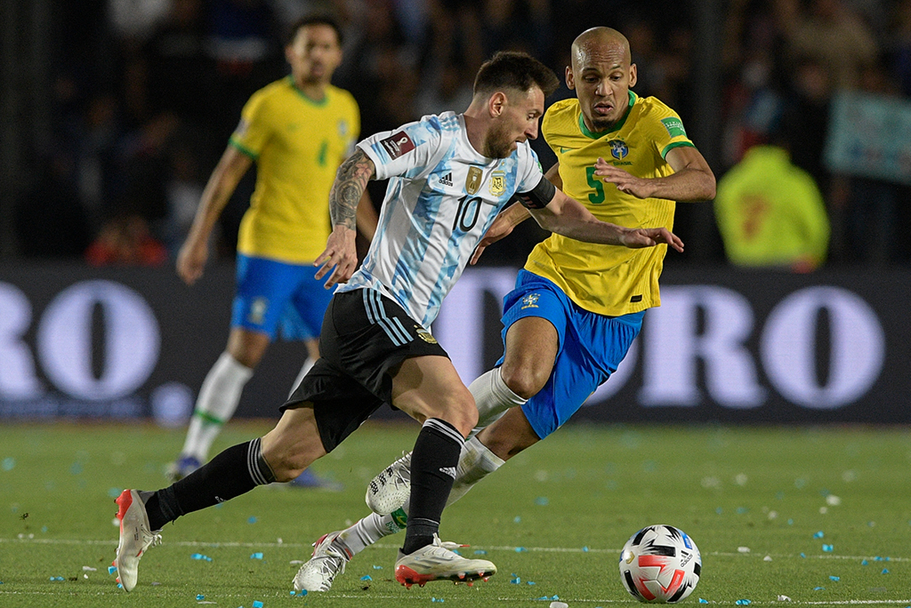 Lionel Messi und Edenilson (Bild: Juan Mabromata/AFP)
