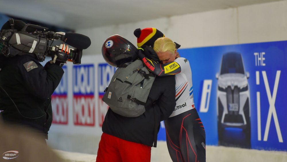 Kim Meylemans kann es kaum glauben - zum ersten Mal landet sie auf dem Weltcup-Podium (Bild: IBSF International Bobsleigh & Skeleton Federation)