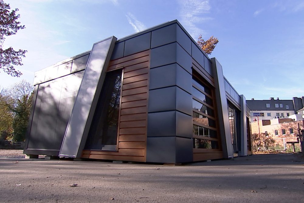 Neuer Pavillon auf dem Scheiblerplatz: Beratung für die Hochwasser-Opfer (Bild: BRF Fernsehen)