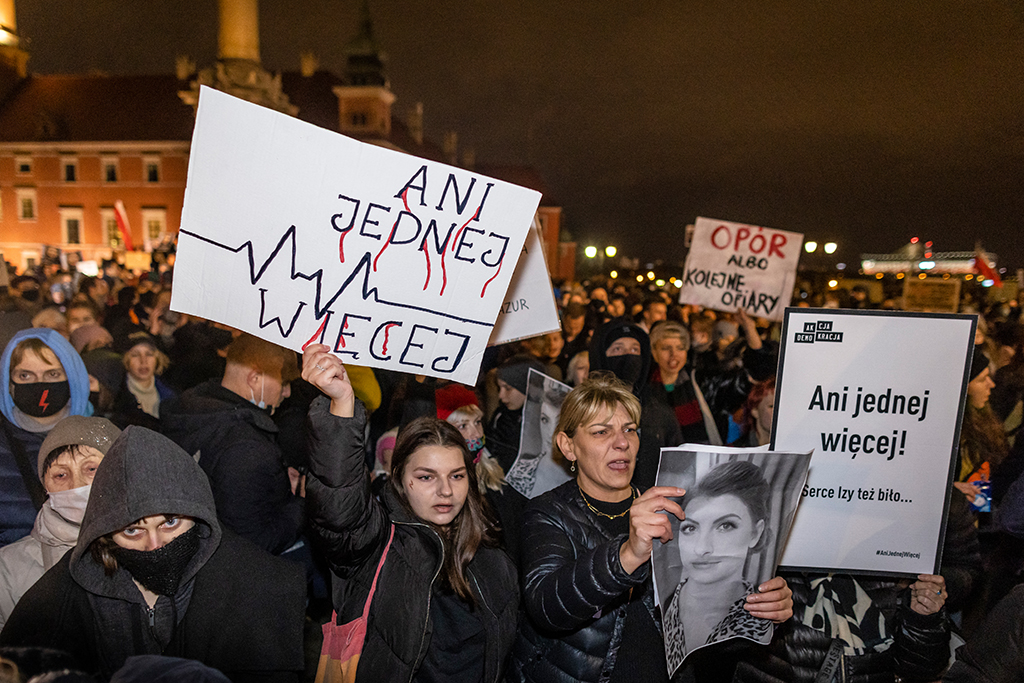 Demonstration gegen das Abtreibungsgesetz in Polen (Bild: Wojtek Radwanski/AFP)