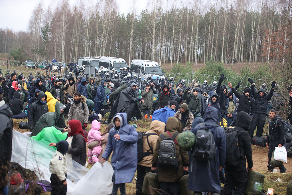 In der Nähe der belarussischen Stadt Grodno versuchten Hunderte Migranten, die Grenze zu Polen zu überqueren (Bild: Leonid Shcheglov/BELTA/AFP)