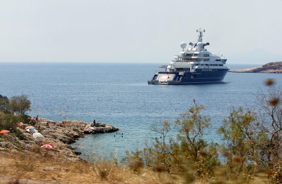Privatyacht (Bild: Simela Pantzartzi/EPA)