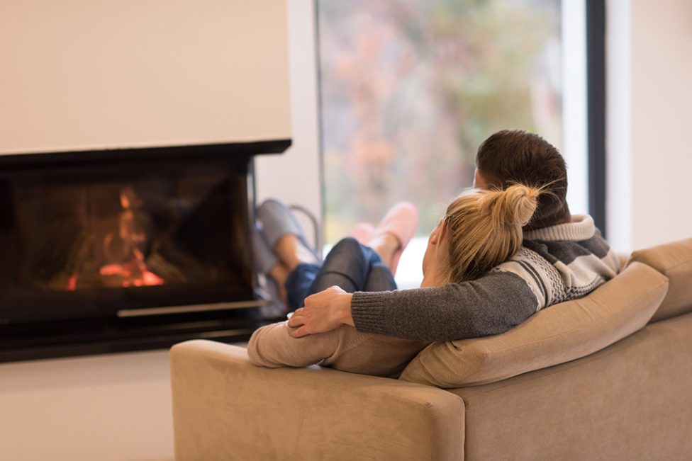 Gemütlicher Nachmittag zuhause vor dem Kamin