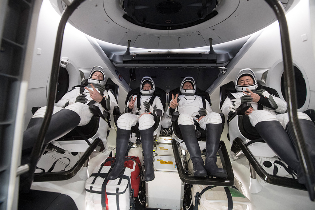 Die Astronauten Thomas Pesquet, Megan McArthur, Shane Kimbrough und Aki Hoshide (v.l.n.r.) kurz nach der Landung der Raumkapsel (Bild: AFP Photo/NASA/Aubrey Gemignani)