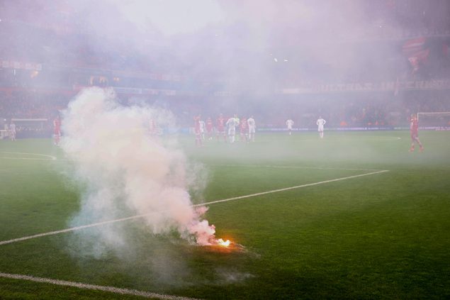 Standard Lüttich vs. AS Eupen: Pyrotechnik auf dem Spielfeld (Bild: Virginie Lefour/Belga)