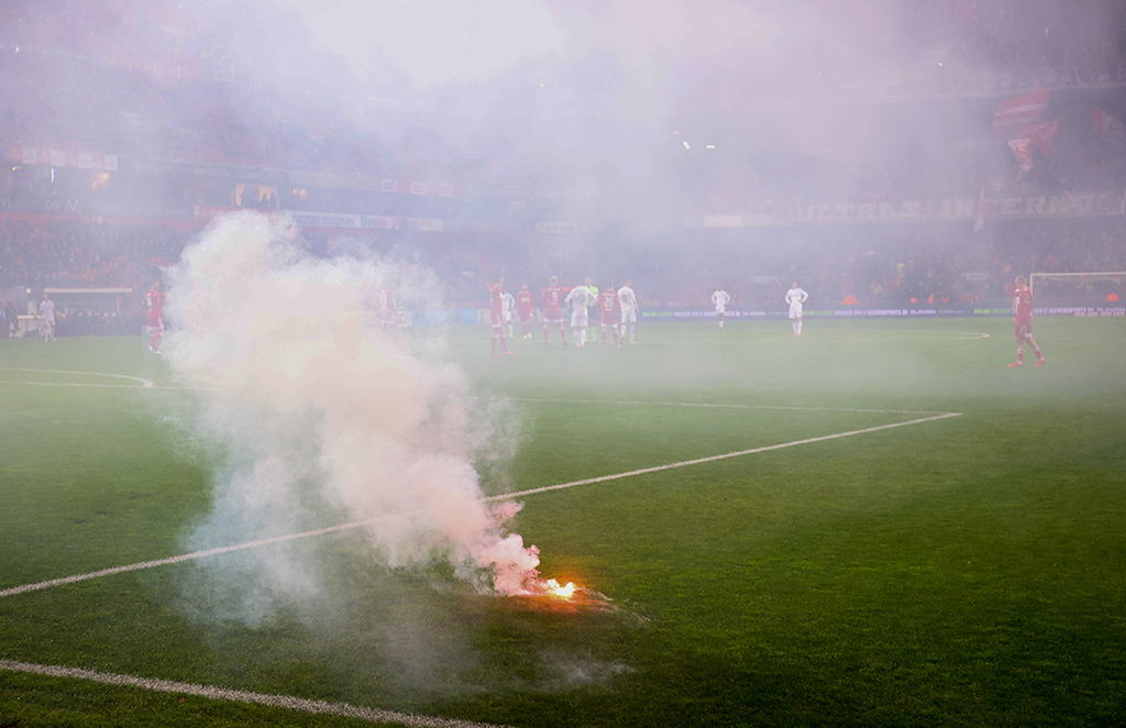 Standard Lüttich vs. AS Eupen: Pyrotechnik auf dem Spielfeld (Bild: Virginie Lefour/Belga)