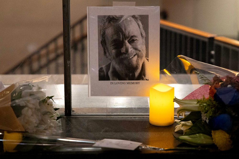 Bild des Broadway-Komponisten Stephen Sondheim und Blumen vor seinem Theater in New York (Bild: Yuki Iwamura/AFP)