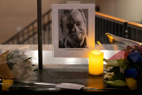 Bild des Broadway-Komponisten Stephen Sondheim und Blumen vor seinem Theater in New York (Bild: Yuki Iwamura/AFP)