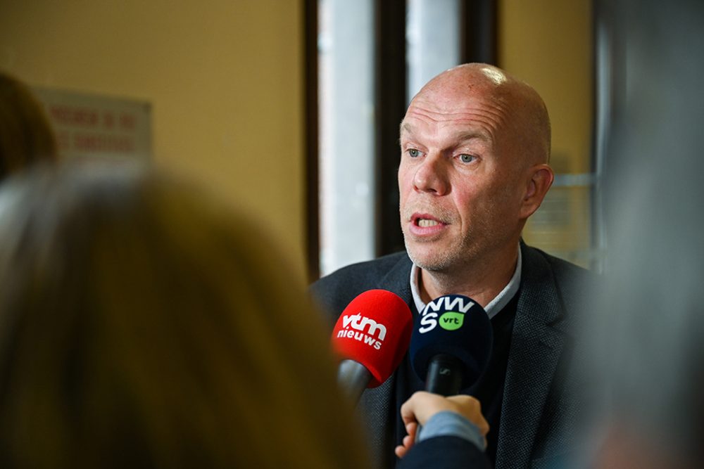 Der Prokurator des Königs in Namur, Vincent Macq, bei einer Pressekonferenz (Bild: Maxime Asselberghs/Belga)