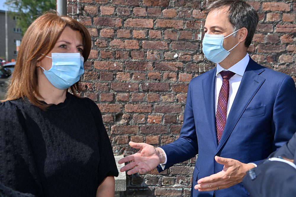 Muriel Targnion bei einem Besuch von Alexander De Croo in Verviers am 20. Juli (Bild: Eric Lalmand/Belga)