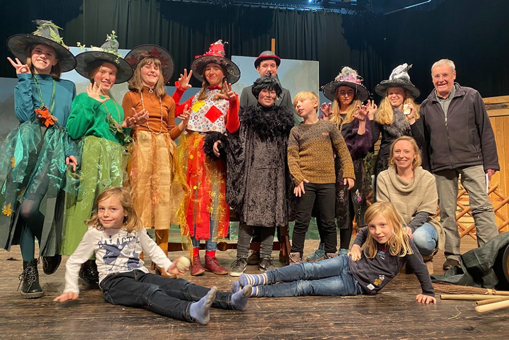 Die Kindertruppe der Kgl. Theaterfreunde Eupen. Aline Dujardin und Günter Biegmann (ganz rechts) führen Regie bei "Der Kleinen Hexe" (Bild: Simonne Doepgen/BRF)