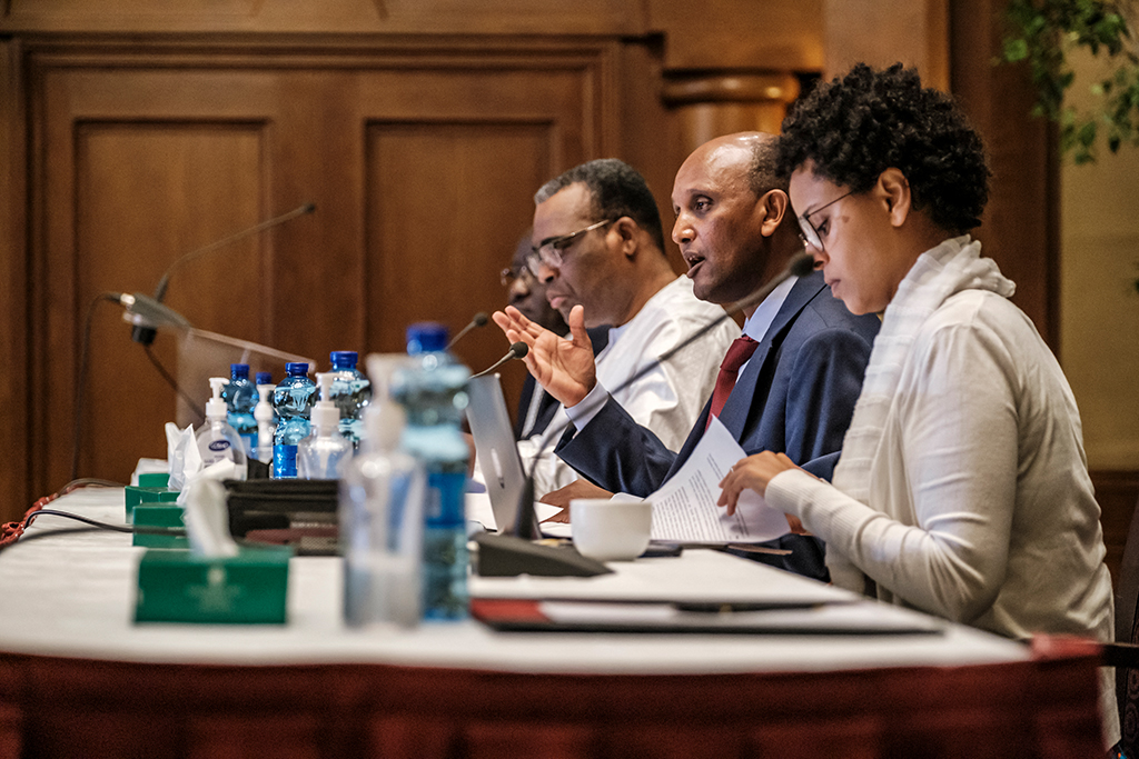 Daniel Bekele, Leiter der äthiopischen Menschenrechtskommission, bei der Vorstellung der Untersuchungsergebnisse (Bild: Eduardo Soteras/AFP)