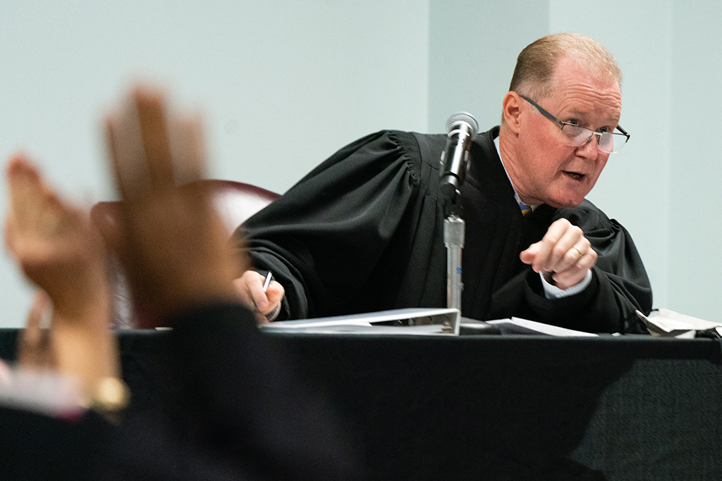 Richter Timothy Walmsley hatte den Vorsitz im Mordprozess (Bild: Elijah Nouvelage/Getty Images North America/AFP)