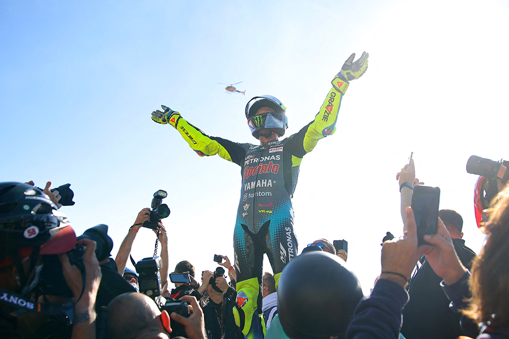 Zum Abschied ließ sich Valentino Rossi von seinen Fans feiern (Bild: Jose Jordan/AFP)
