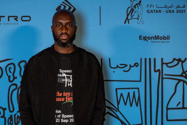 Louis-Vuitton-Designer Virgil Abloh bei einer eigenen Ausstellung in Qatar (Archivbild vom 4. November 2021: Qatar Museums/AFP)