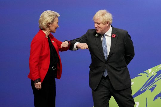 Im Kreuzfeuer der Kritik vereint: Ursula von der Leyen und Boris Johnson (Bild: Christopher Furlong/Pool/AFP)