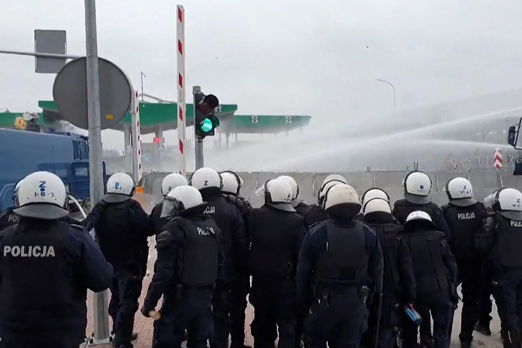 Wasserwerfer-Einsatz an der polnisch-belarussischen Grenze (Bild: AFP Photo/Byline)