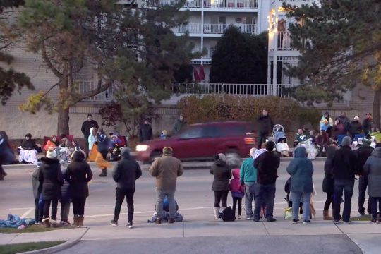 Der Ausschnitt aus einem Facebook-Live-Video zeigt, wie der SUV mit hoher Geschwindigkeit durch die Innenstadt von Waukesha fährt, wo gerade die Parade stattfand (Bild: AFP Photo/The City of Waukesha)