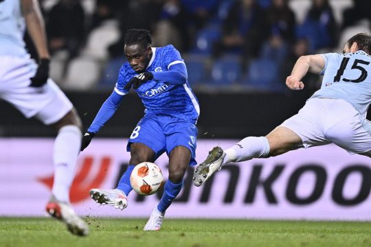 Genk's Joseph Paintsil and West Ham's Craig Dawson fight for the ball during a soccer game between Belgian KRC Genk and English club West Ham United, Thursday 04 November 2021 in Genk, on the fourth day of the UEFA Europa League group stage, in group H. BELGA PHOTO JOHAN EYCKENS