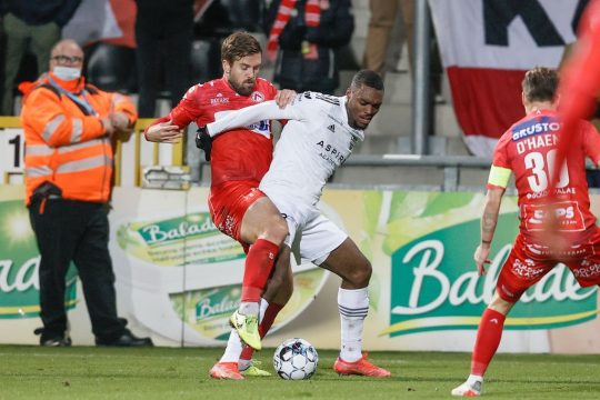 Kortrijk's Lucas Rougeaux and Eupen's Julien Ngoy fight for the ball during a soccer match between KAS Eupen and KV Kortrijk, Saturday 27 November 2021 in Eupen, on day 16 of the 2021-2022 'Jupiler Pro League' first division of the Belgian championship. BELGA PHOTO BRUNO FAHY