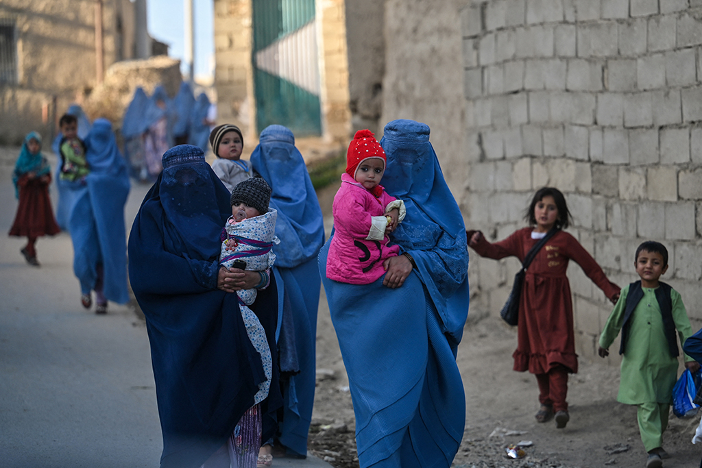 Frauen und Kinder in Afghanistan (Illustrationsbild: Hector Retamal/AFP)
