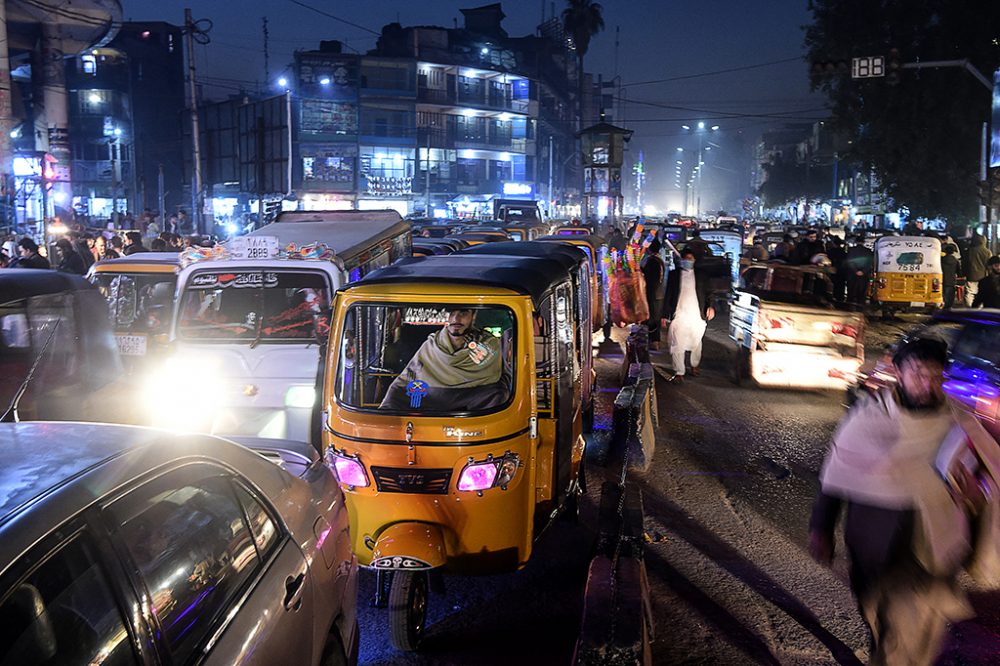 Afghanistan: Verkehr am 12.12.2021 in Jalalabad (Bild: Wakil Kohsar/AFP)