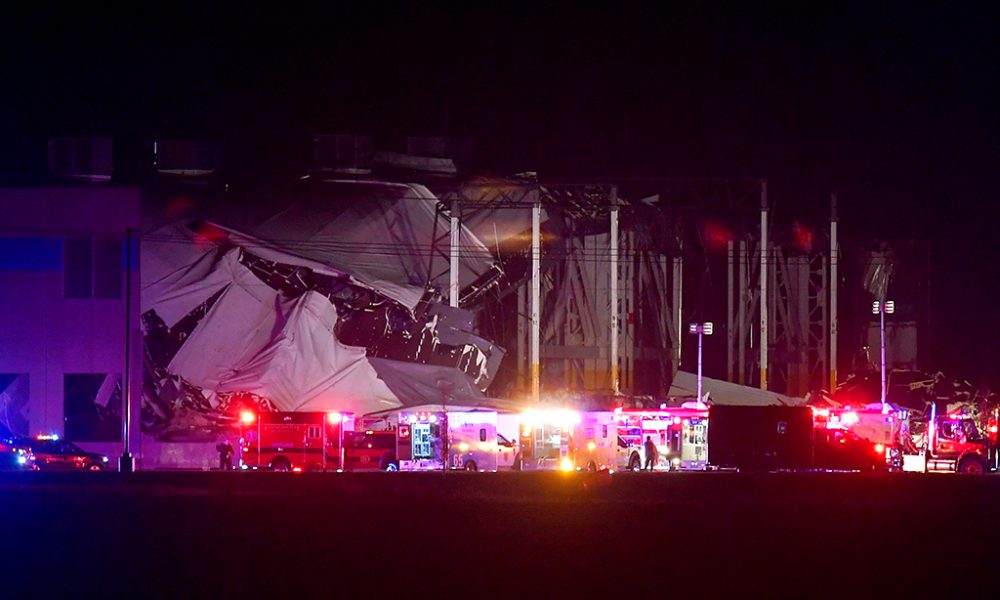 Nach Tornado: Dach eines Amazon-Verteilzentrums (teilweise eingestürzt (Bild: Tim Vizer/AFP)