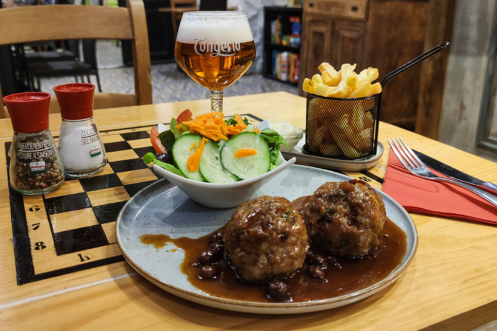 Die ausgezeichneten Lütticher Bouletten der Brasserie "Côté Cour - Côté Jardin" (Bild: Adrien Sollami)