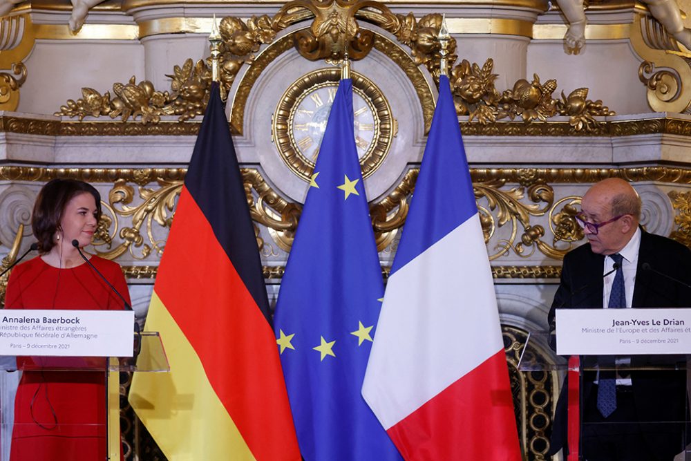 Deutschlands neue Außenministerin Annalena Baerbock mit ihrem französischen Amtskollegen Jean-Yves Le Drian in Paris (Bild: Gonzalo Fuentes/AFP)