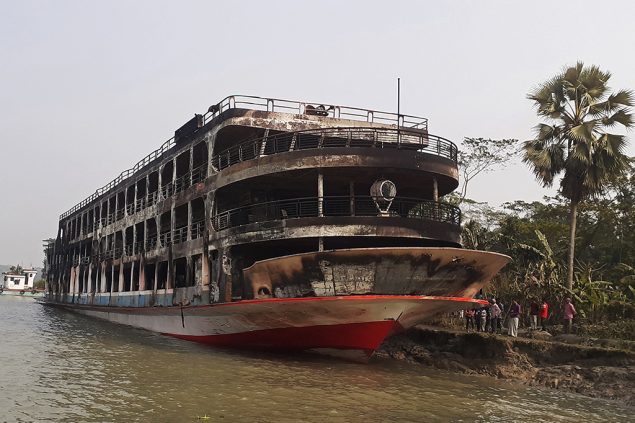 ^Brand auf Fähre in Bangladesch