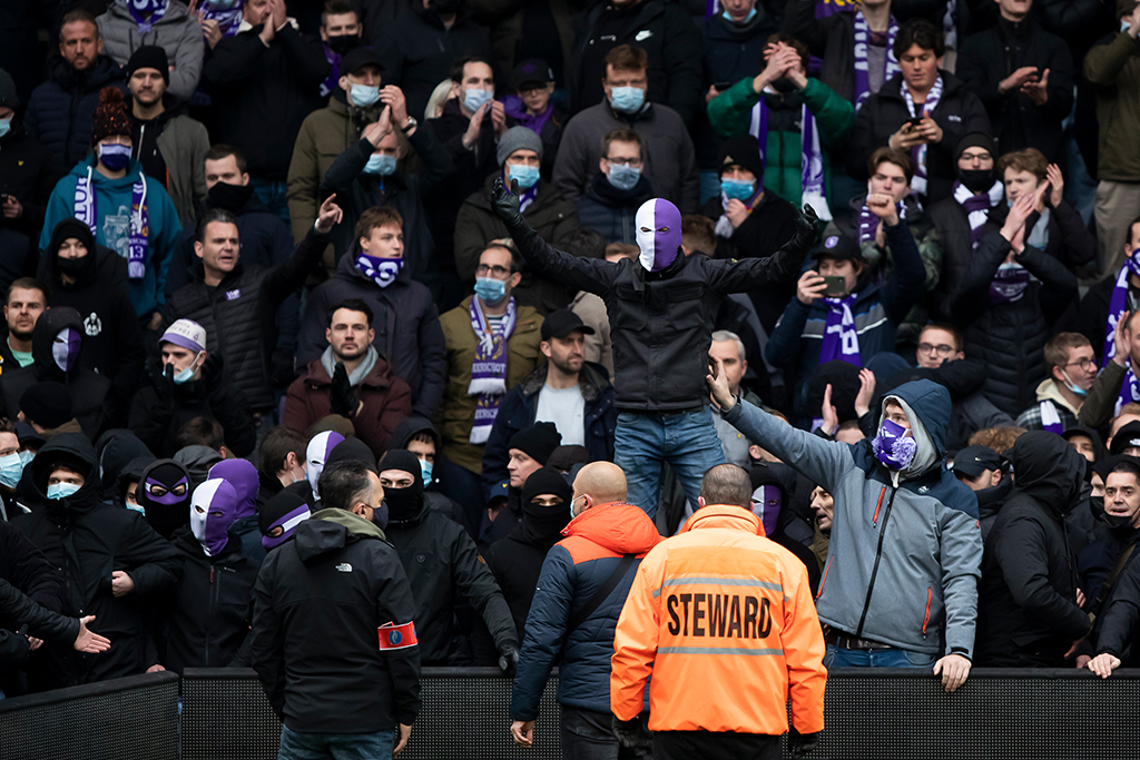 Beerschot-Anhänger nach der Niederlage gegen den FC Antwerp (Bild: Kristof Van Accom/Belga)