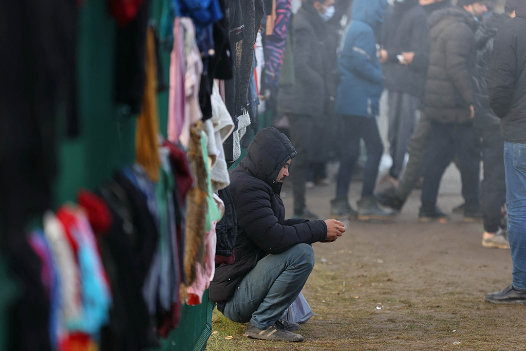 Flüchtlinge an der polnisch-belarussischen Grenze (Bild: Andrei Pokumeiko/Belta/AFP)