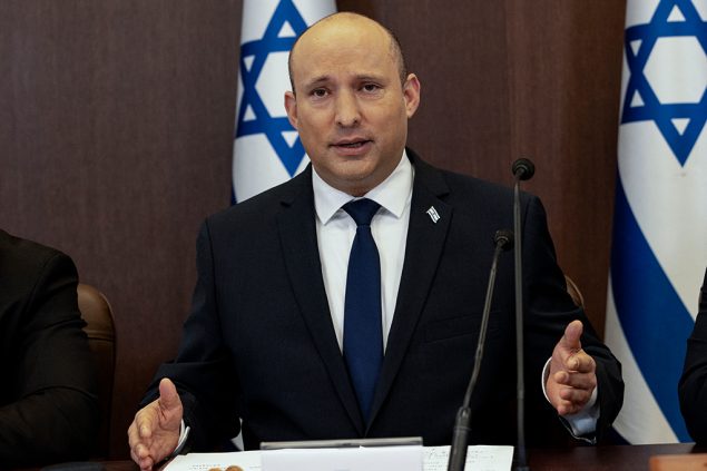 Israels Premier Naftali Bennett bei der Kabinettsitzung am Sonntagvormittag (Bild: Tsafrir Abayov/AFP)