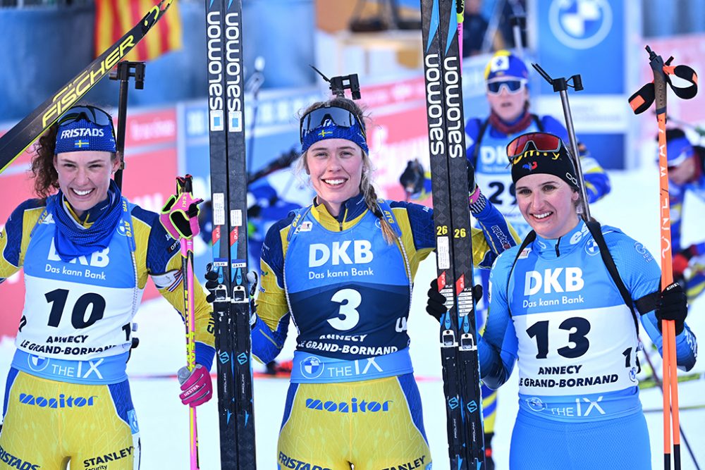 Die Siegerin Elvira Oeberg (Mi.), mit der Zweitplatzierten Julia Simon (re.) und der Dritten Hanna Oeberg (Bild: Olivier Chassignole/AFP)