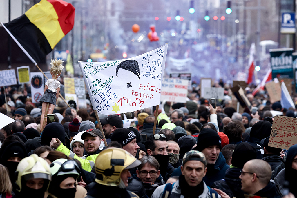 Demonstration gegen Corona-Politik in Brüssel (Bild: Kenzo Tribouillard/AFP)