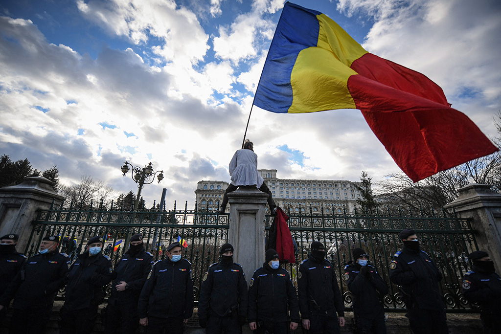 Bukarest: Rechtsradikale stürmen Parlament (Bild: Daniel Mihailescu/AFP)
