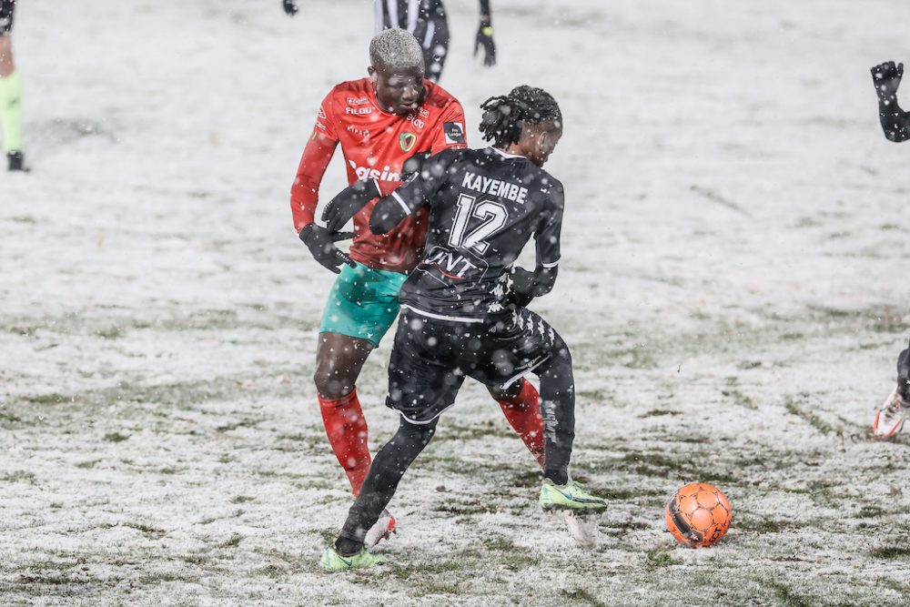 In Charleroi sorgte Schneefall für eine umkämpfte Partie (Bild: Bruno Fahy/Belga)(