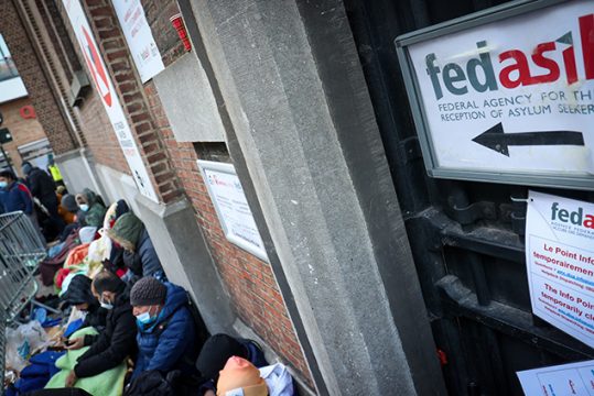 Asylsuchende vor dem Auffangzentrum Petit-Château in Brüssel (7.12., Bild: Virginie Lefour/Belga)
