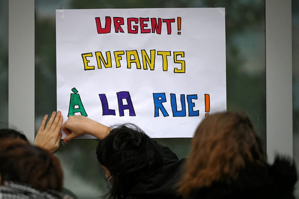 Plakat mit Hinweis auf arme Kinder