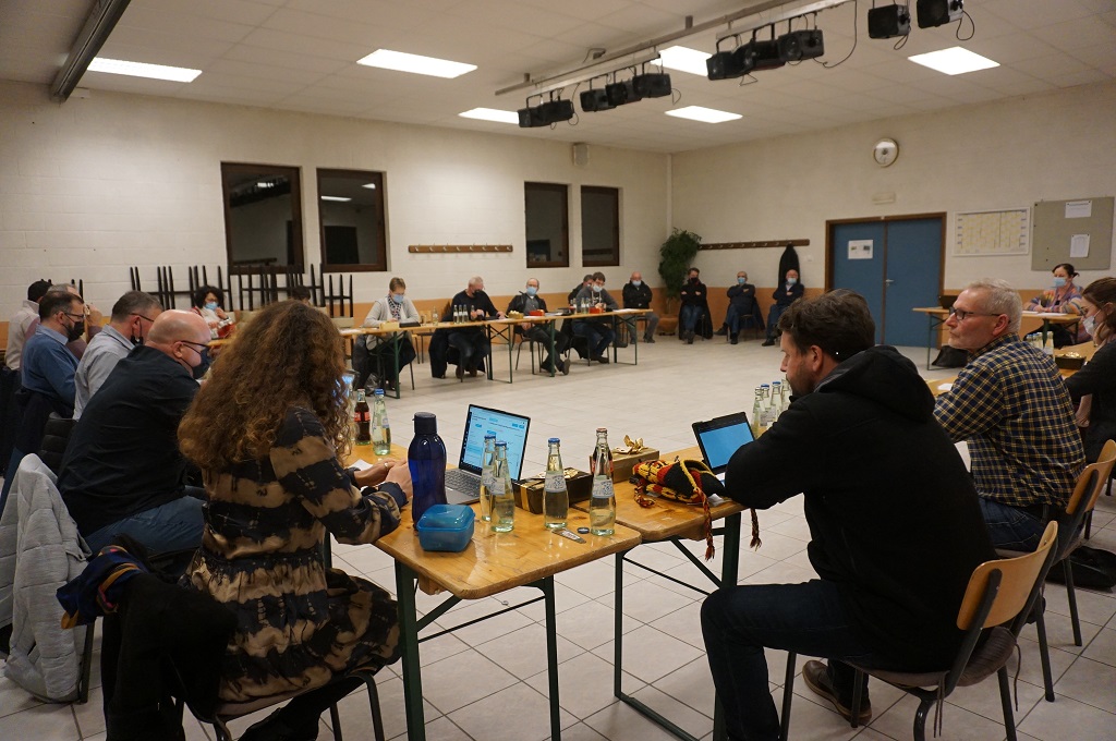 Der Ameler Gemeinderat tagte zum Jahresabschluss im Probelokal in Montenau (Bild: Stephan Pesch/BRF)