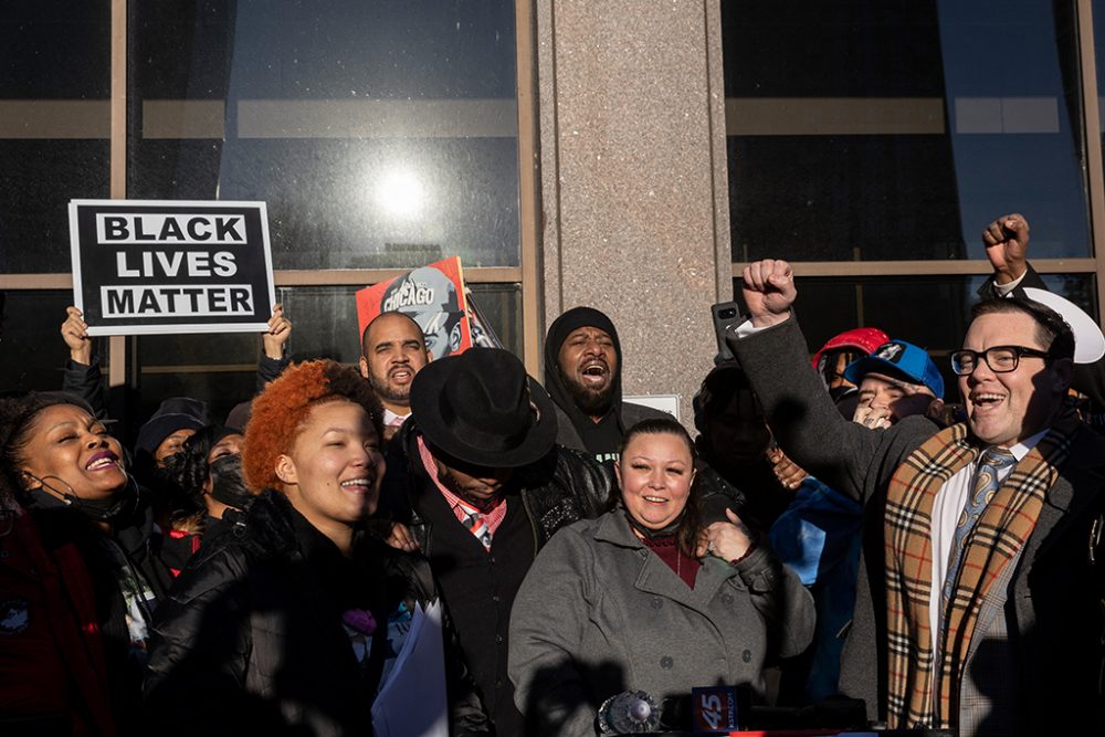 Familienangehörige des getöteten Daunte Wright feiern die Verurteilung vor dem Gerichtsgebäude in Minneapolis (Bild: Kerem Yucel/AFP)