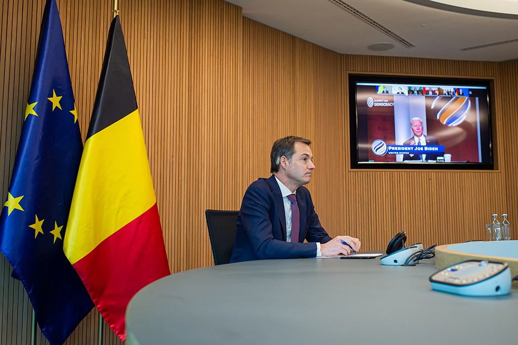 Premierminister Alexander De Croo beim virtuellen Demokratiegipfel, zu dem US-Präsident Joe Biden geladen hatte (Bild: Jonas Roosens/Belga)