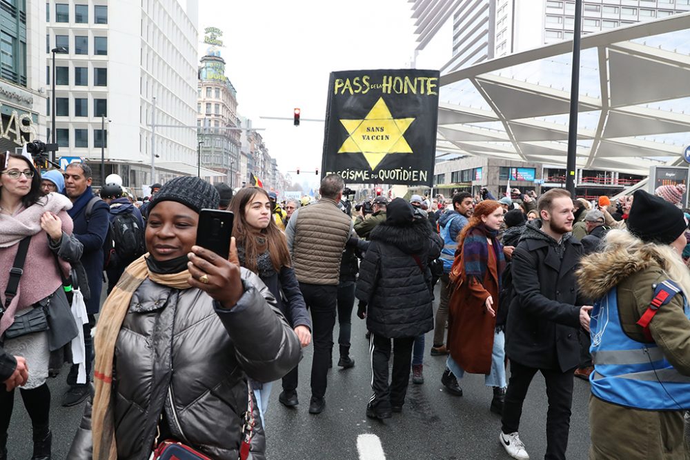 Einige der Demonstranten relativieren mit ihren Protest-Plakaten die Gräuel der NS-Diktatur (Bild: Nicolas Maeterlinck/Belga)