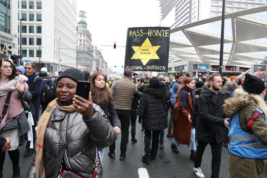 Einige der Demonstranten relativieren mit ihren Protest-Plakaten die Gräuel der NS-Diktatur (Bild: Nicolas Maeterlinck/Belga)