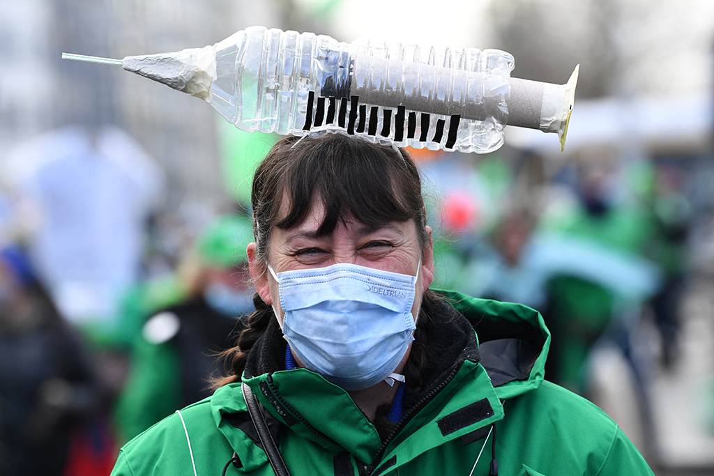 Demonstration des Pflegepersonals gegen die Impfpflicht am Dienstag in Brüssel (Bild: John Thys/AFP)