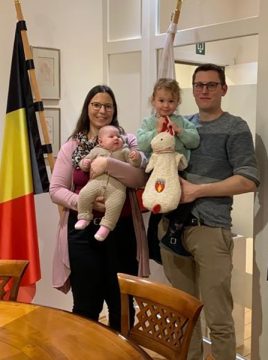 Familie Dauber mit Tochter Clara und der großen Schwester Lina (Bild: Gemeinde Raeren)