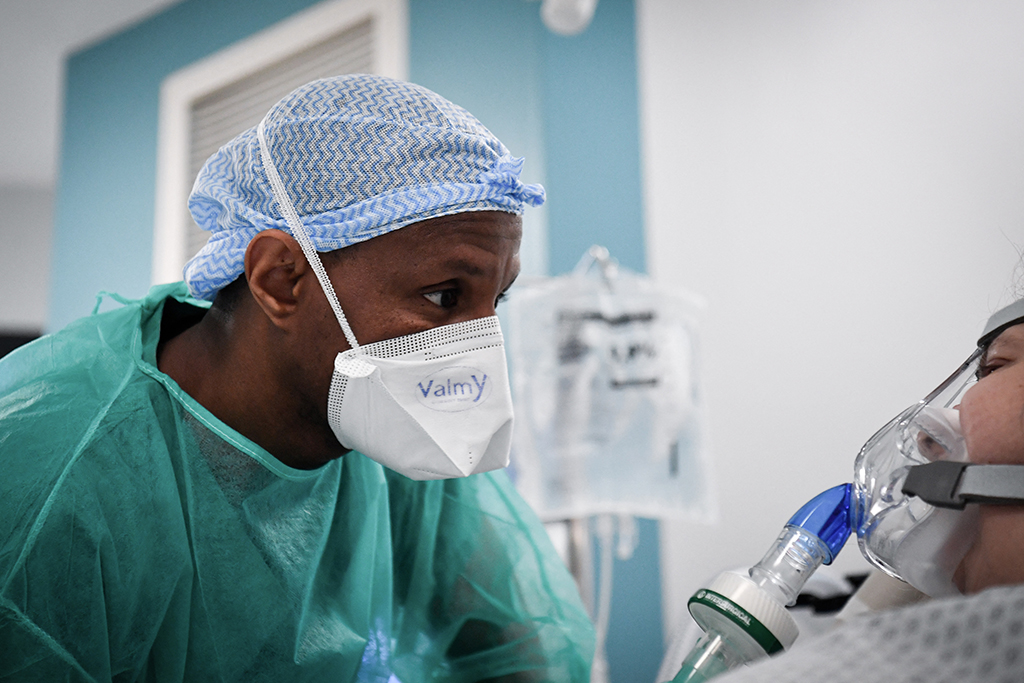 Krankenpfleger mit Covid-Patient auf der Intensivstation des DelafontaineAP-HP-Krankenhauses in Saint-Denis (Bild: Maryam El Hamouchi/AFP)