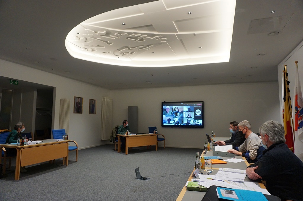 Der Gemeinderat Büllingen tagte auch zum Jahresabschluss in hybrider Form (Bild: Stephan Pesch/BRF)