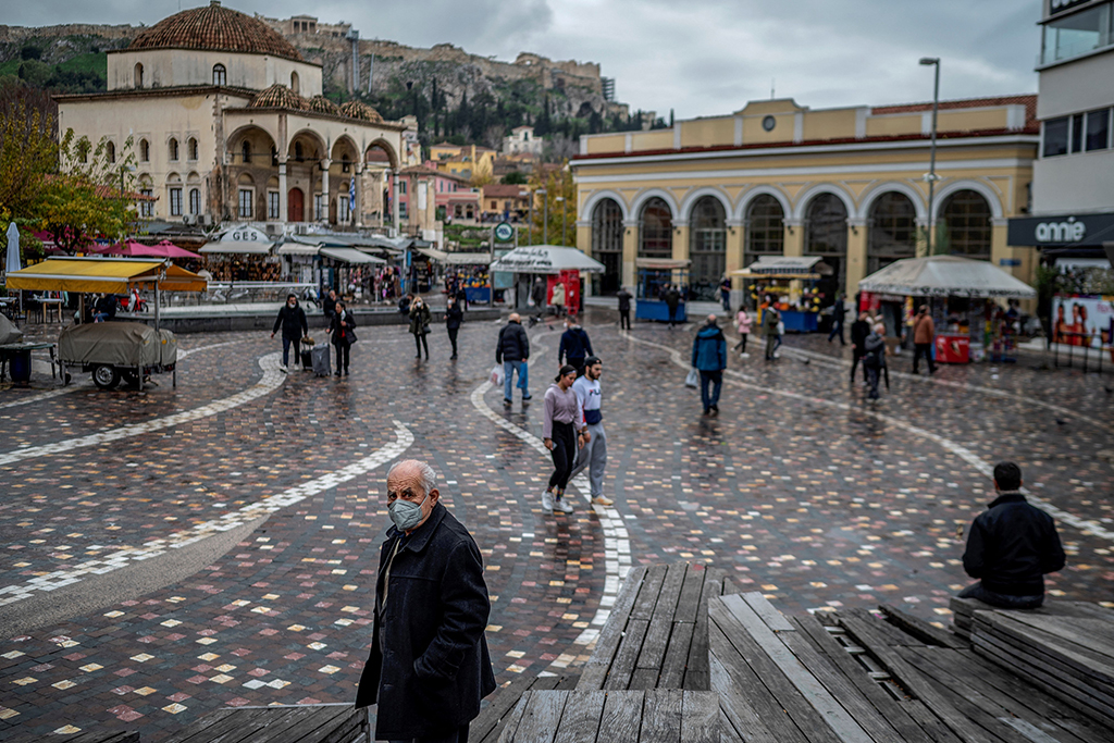 Passanten in Athen mit Mund-Nasen-Schutz (Bild: Angelos Tzortzinis/AFP)