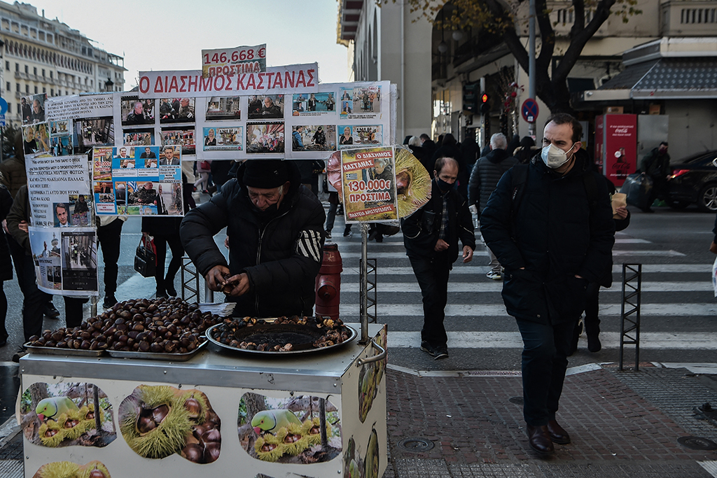 Passanten mit Maske im griechischen Thessaloniki (Bild: Sakis Mitrolidis/AFP)